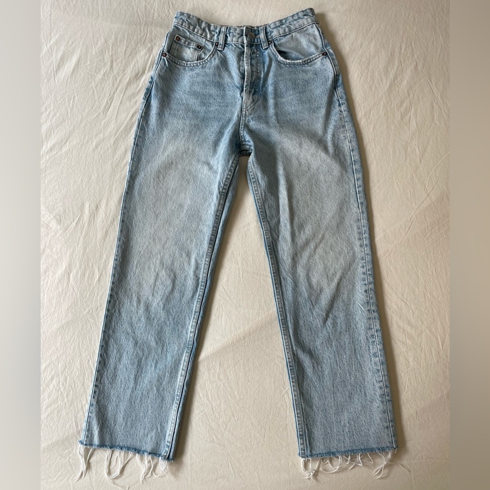 Light wash, frayed hem, size 2 zara straight jean
